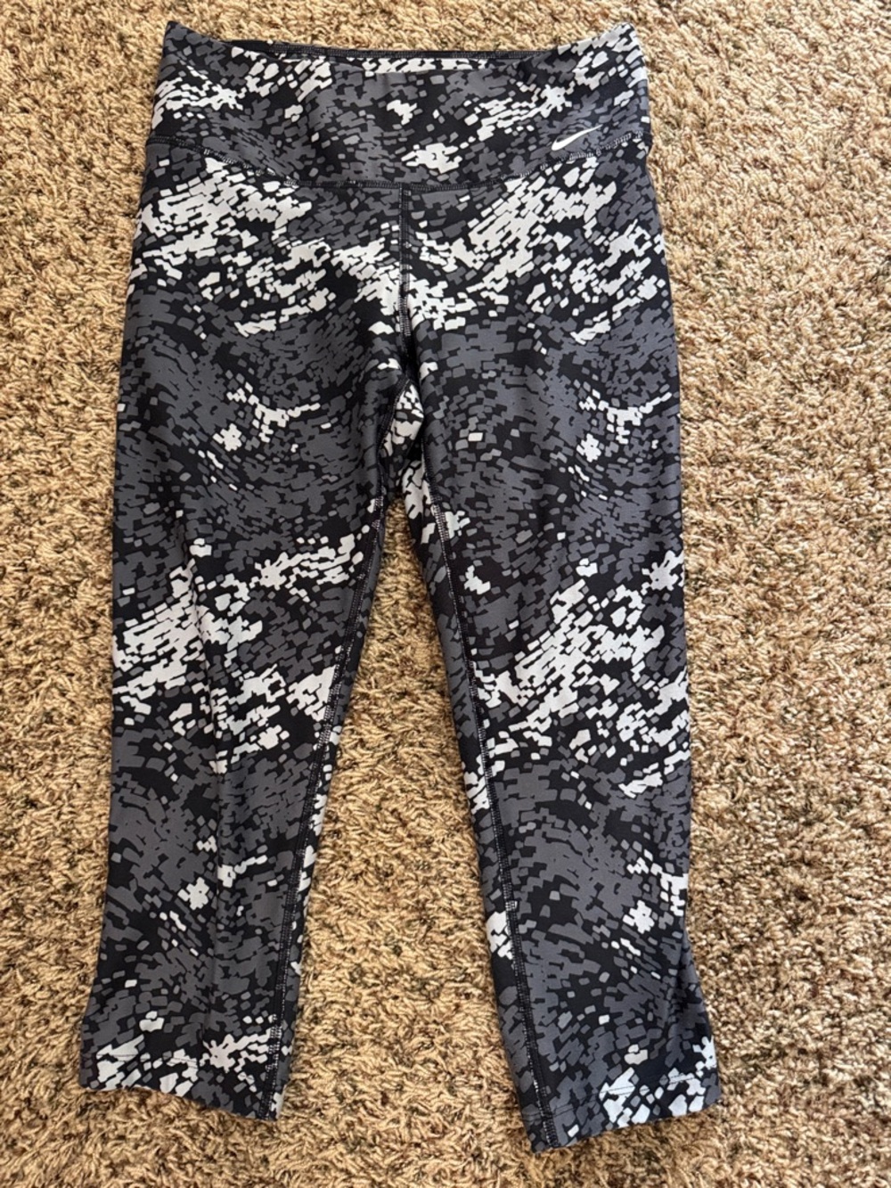 Women’s Nike Black & White Patterned Active Capri Leggings, Small